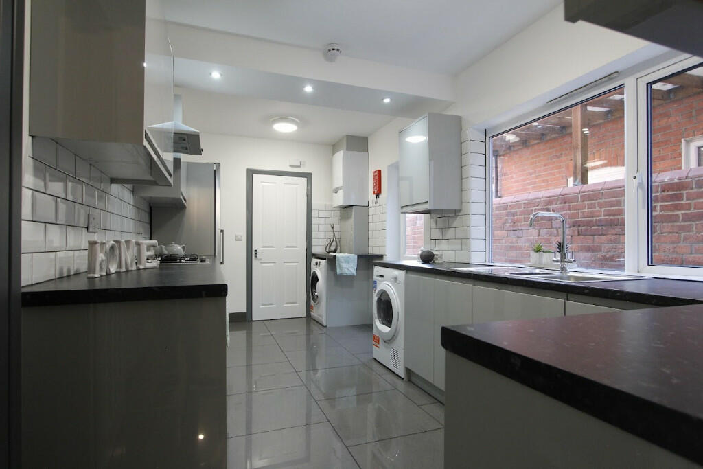 6 bed Mid Terraced House for rent in Woodley. From Cintra Estates - Reading