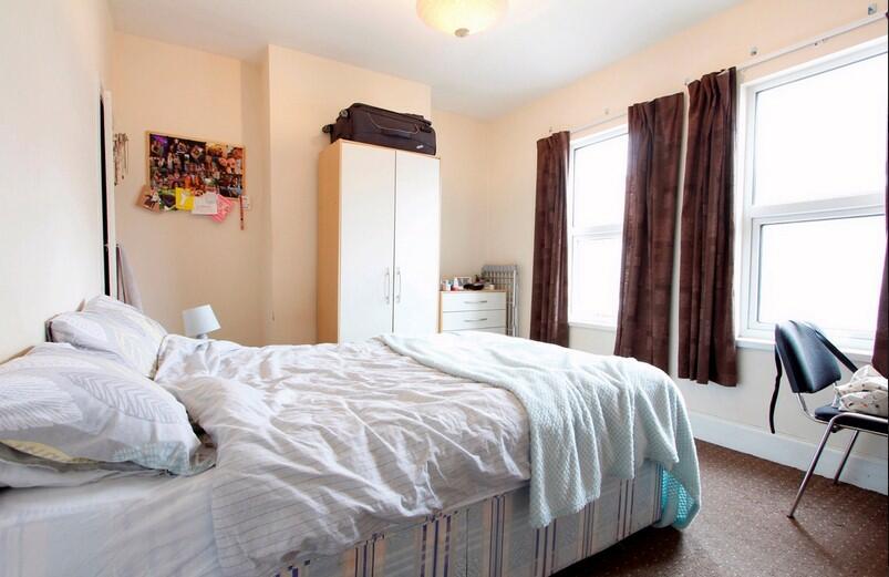 7 bed Mid Terraced House for rent in Woodley. From Cintra Estates - Reading