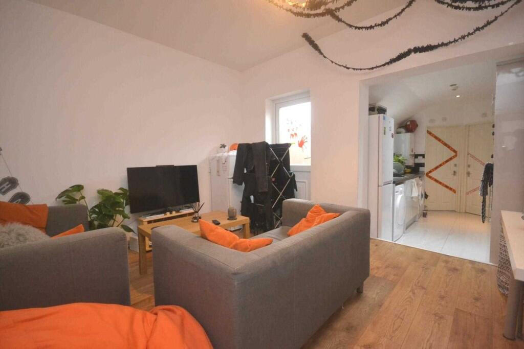 5 bed Mid Terraced House for rent in Shinfield. From Cintra Estates - Reading
