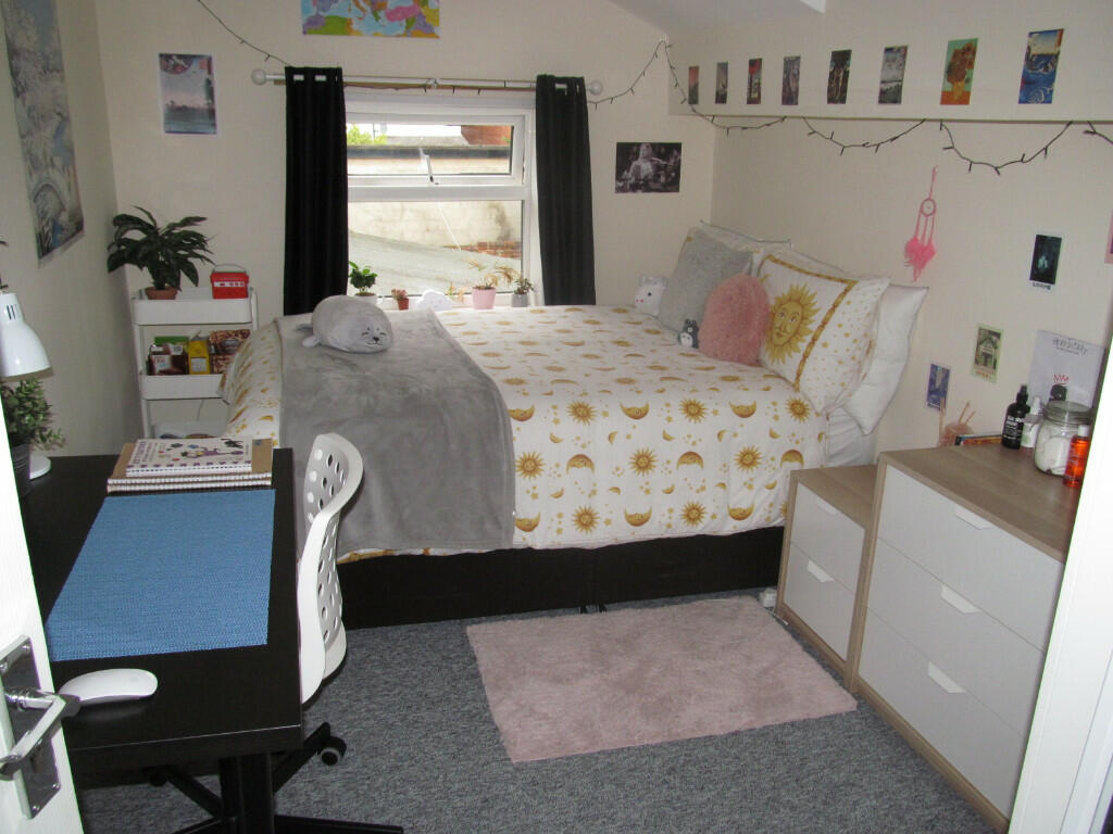 6 bed Mid Terraced House for rent in Reading. From Cintra Estates - Reading