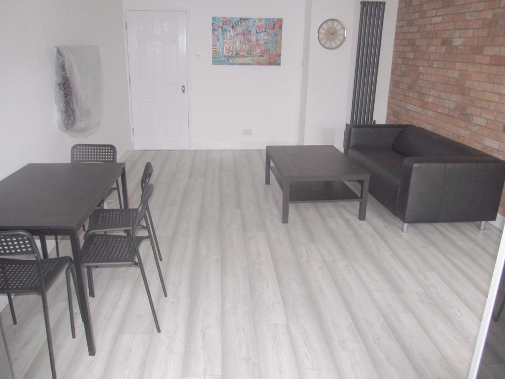 7 bed Mid Terraced House for rent in Woodley. From Cintra Estates - Reading