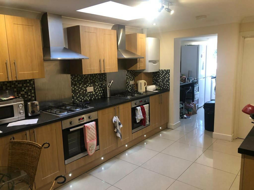 8 bed Mid Terraced House for rent in Reading. From Cintra Estates - Reading