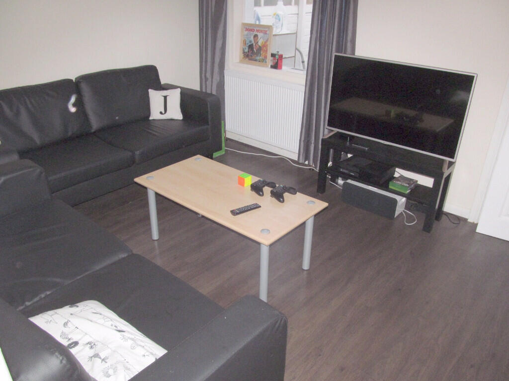 3 bed Mid Terraced House for rent in Reading. From Cintra Estates - Reading