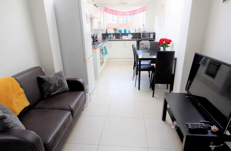 5 bed Mid Terraced House for rent in Woodley. From Cintra Estates - Reading