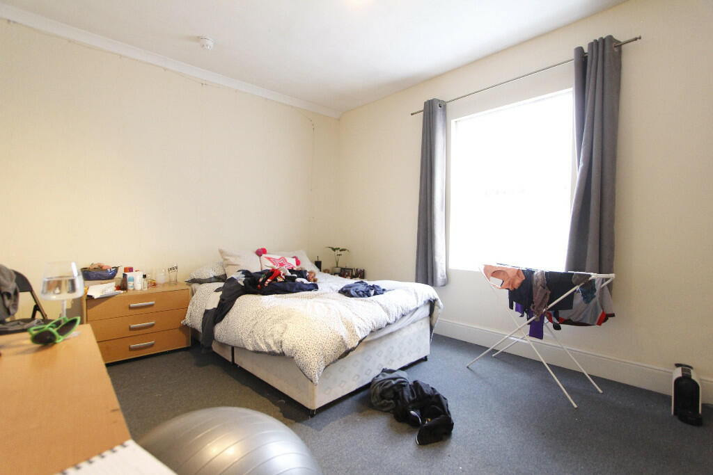 5 bed Mid Terraced House for rent in Reading. From Cintra Estates - Reading