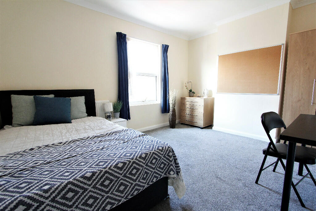 6 bed Mid Terraced House for rent in Reading. From Cintra Estates - Reading
