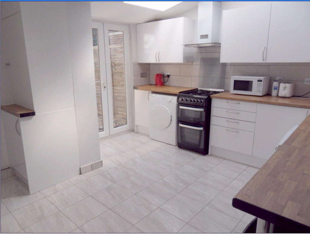 5 bed Mid Terraced House for rent in Reading. From Cintra Estates - Reading