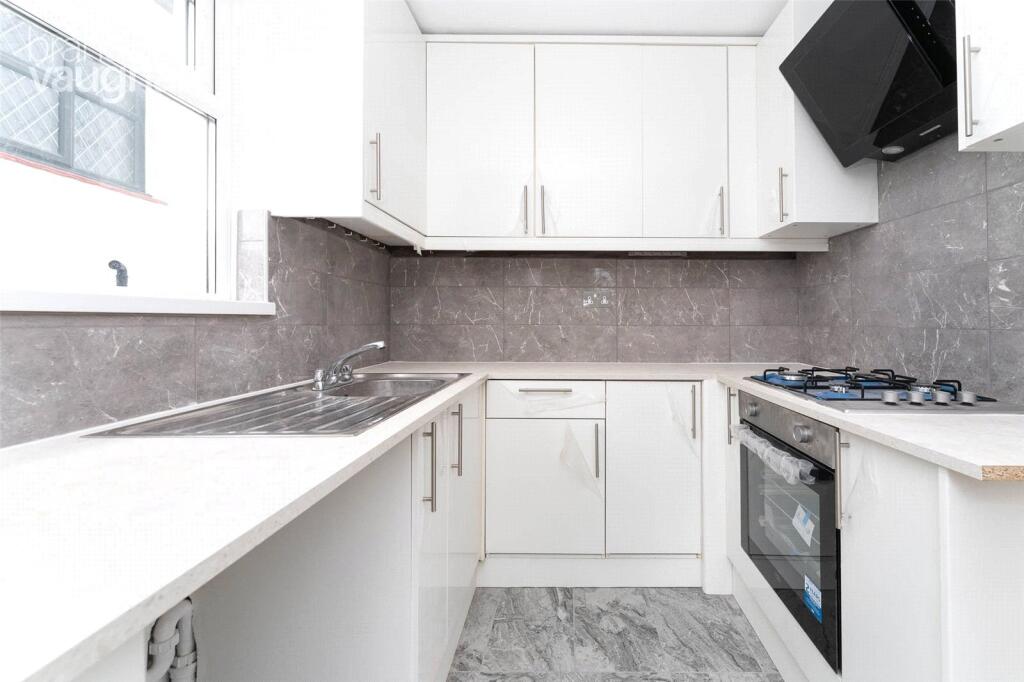 4 bed Semi Detached for rent in Portslade-by-Sea. From Brand Vaughan - Student Lettings - Brighton