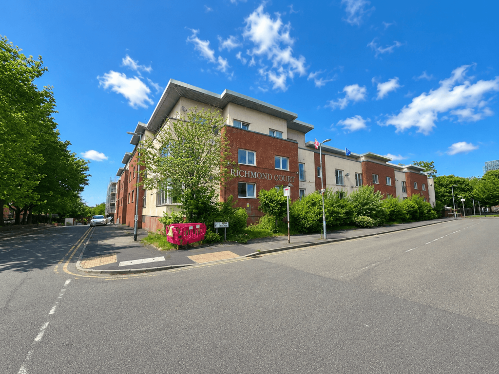 3 bed Apartment for rent in Manchester. From C & R Properties Ltd - Salford Manchester