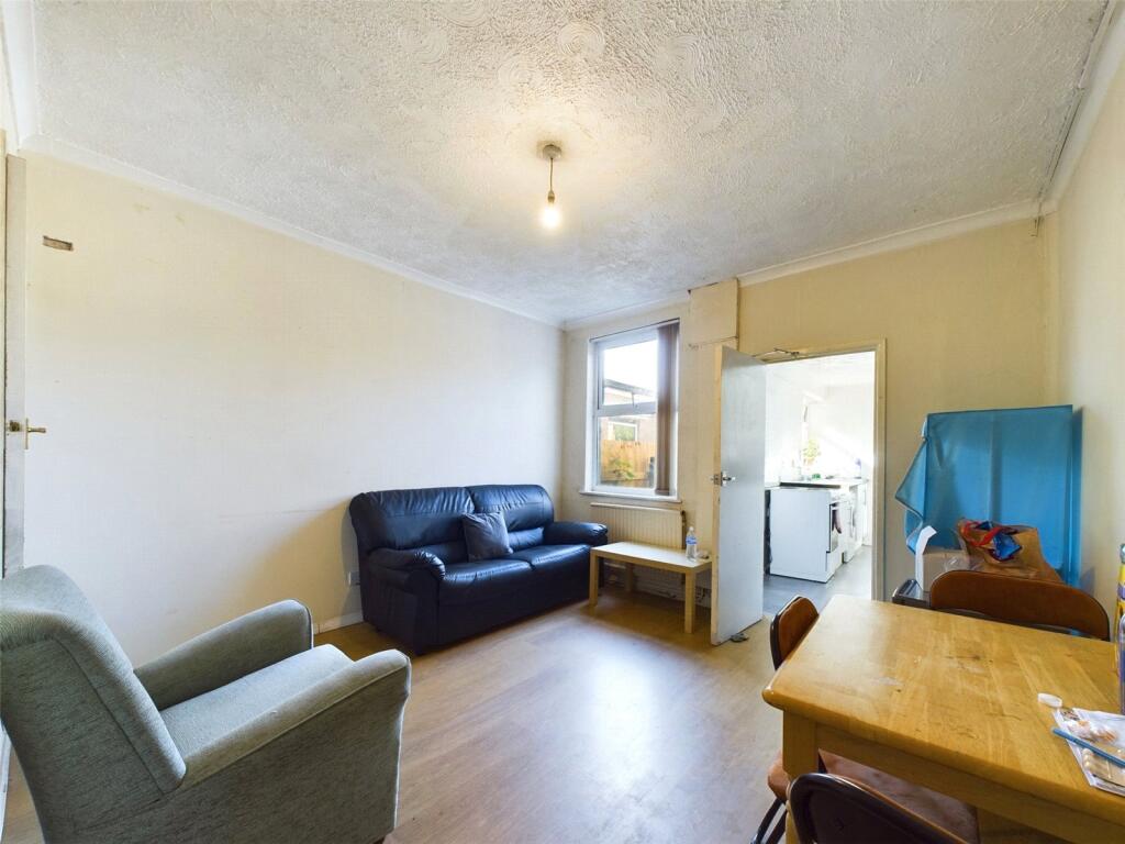 4 bed Mid Terraced House for rent in Beeston. From Whitegates - Nottingham 4 bed Mid Terraced House for rent in Beeston. From Whitegates - Nottingham