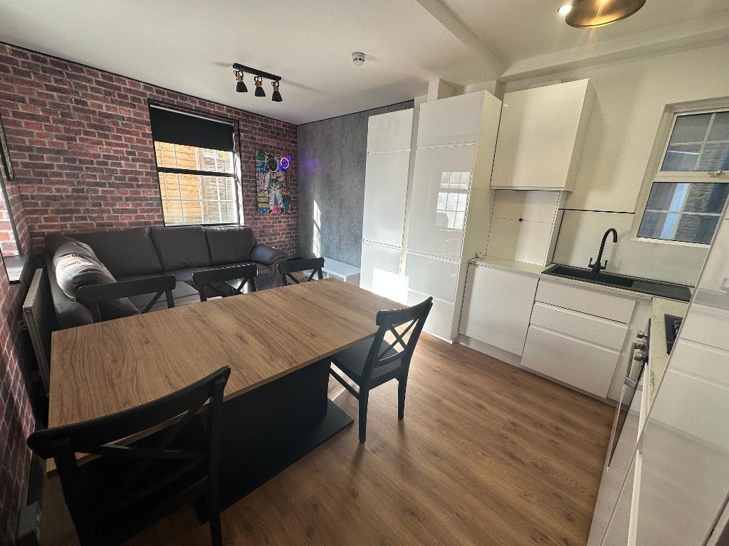 6 bed 1st Floor Flat for rent in London. From Oaklands Estates