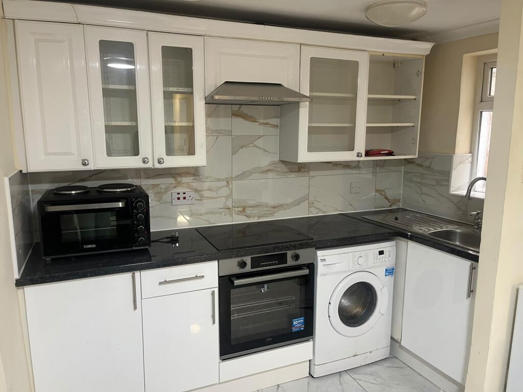 4 bed 1st Floor Flat for rent in London. From Colet Estates London