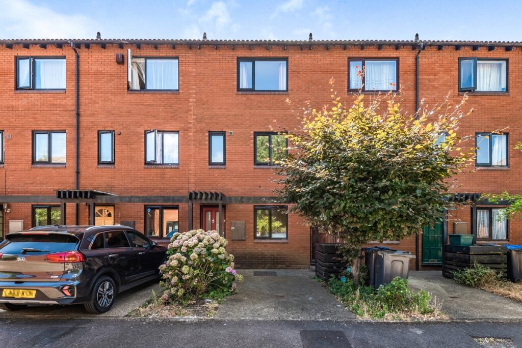 5 bed Detached for rent in Kingston upon Thames. From Kinleigh Folkard & Hayward - Sales - Kingston Upon Thames 5 bed Detached for rent in Kingston upon Thames. From Kinleigh Folkard & Hayward - Sales - Kingston Upon Thames