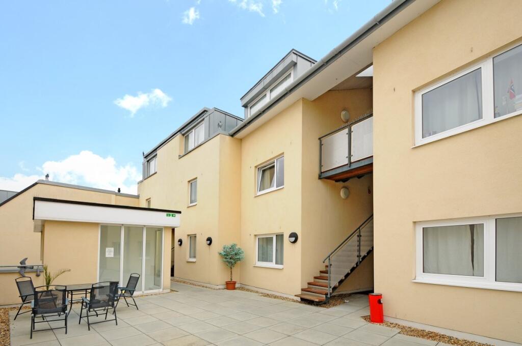 3 bed 1st Floor Flat for rent in Kingston upon Thames. From Kinleigh Folkard & Hayward - Sales - Kingston Upon Thames