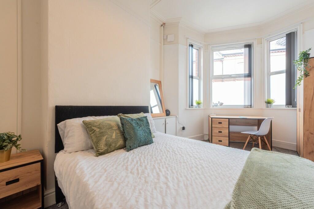 6 bed Semi Detached for rent in Bishopsgate. From S J Smith Estate Agents - Ashford