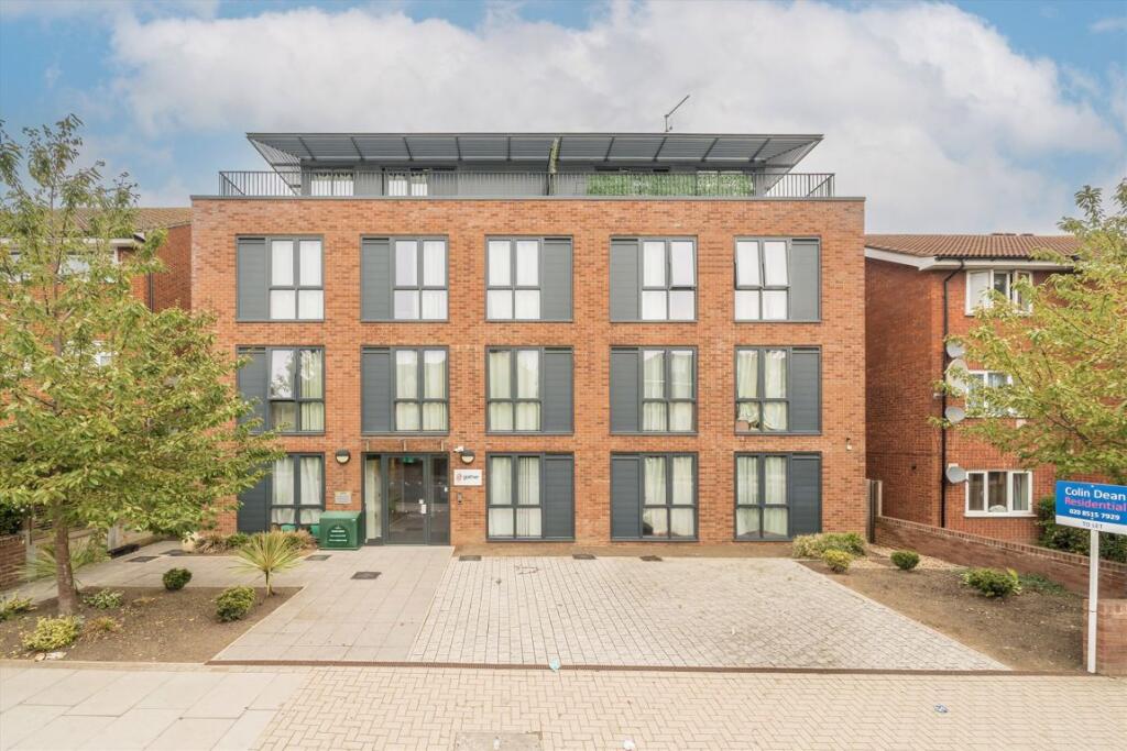 4 bed 1st Floor Flat for rent in Kenton. From Colin Dean 4 bed 1st Floor Flat for rent in Kenton. From Colin Dean