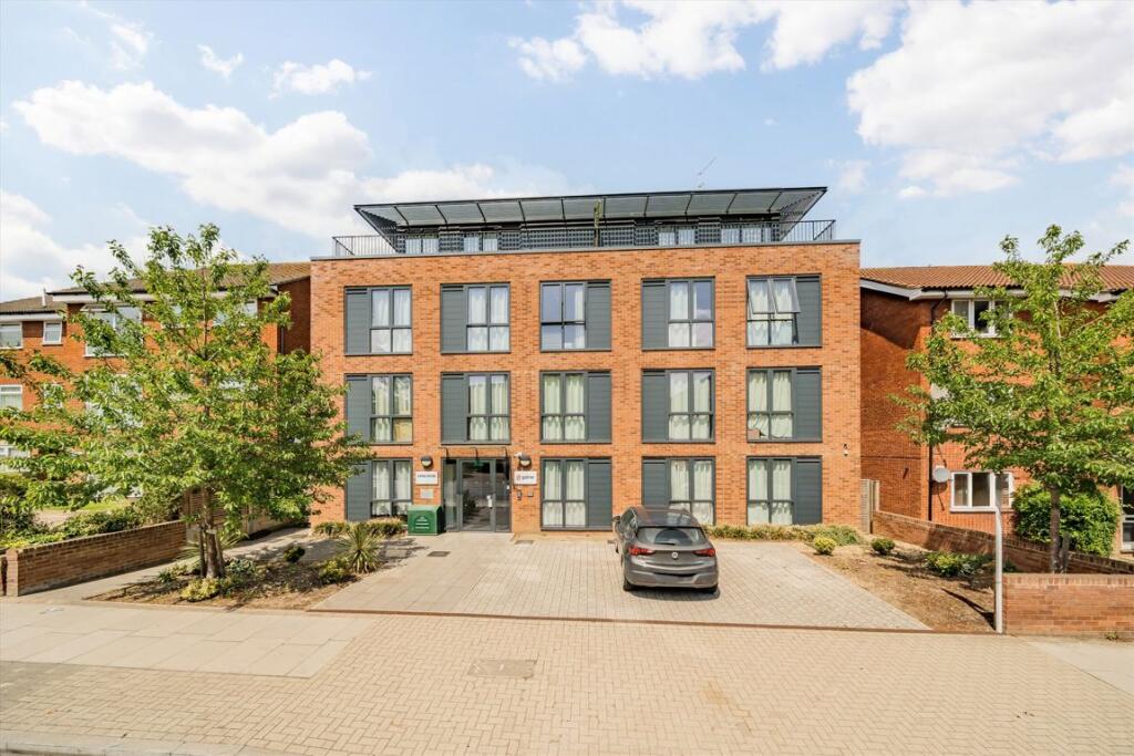 4 bed 1st Floor Flat for rent in Kenton. From Colin Dean