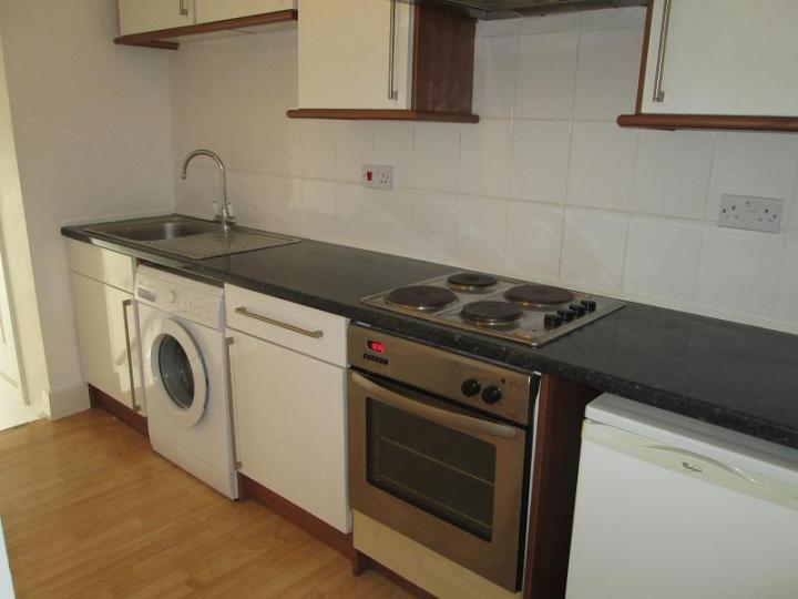 2 bed Mid Terraced House for rent in Portsmouth. From Tenant Direct - Southampton