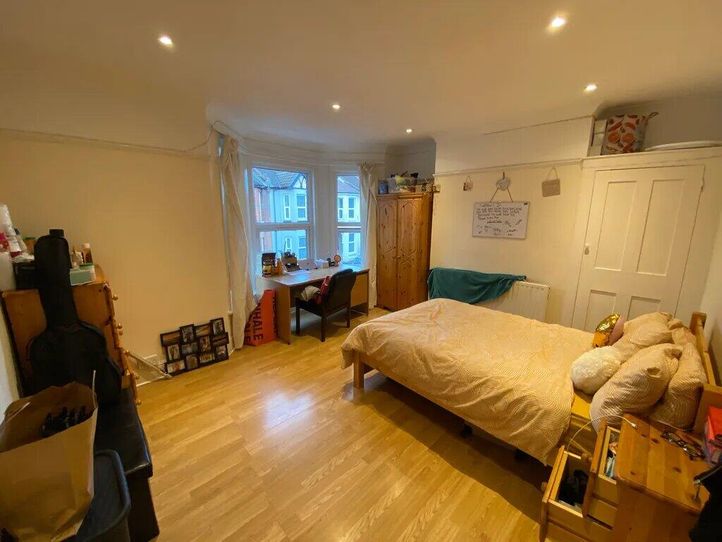 5 bed Mid Terraced House for rent in Southampton. From Tenant Direct - Southampton