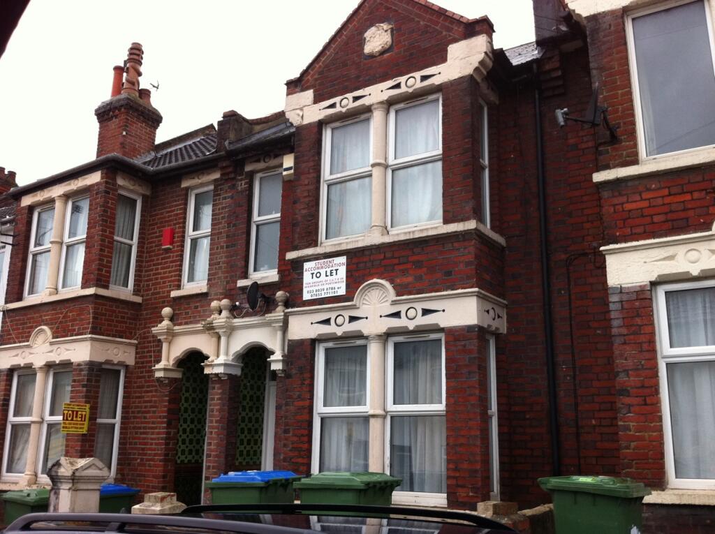 6 bed Mid Terraced House for rent in Southampton. From Tenant Direct - Southampton
