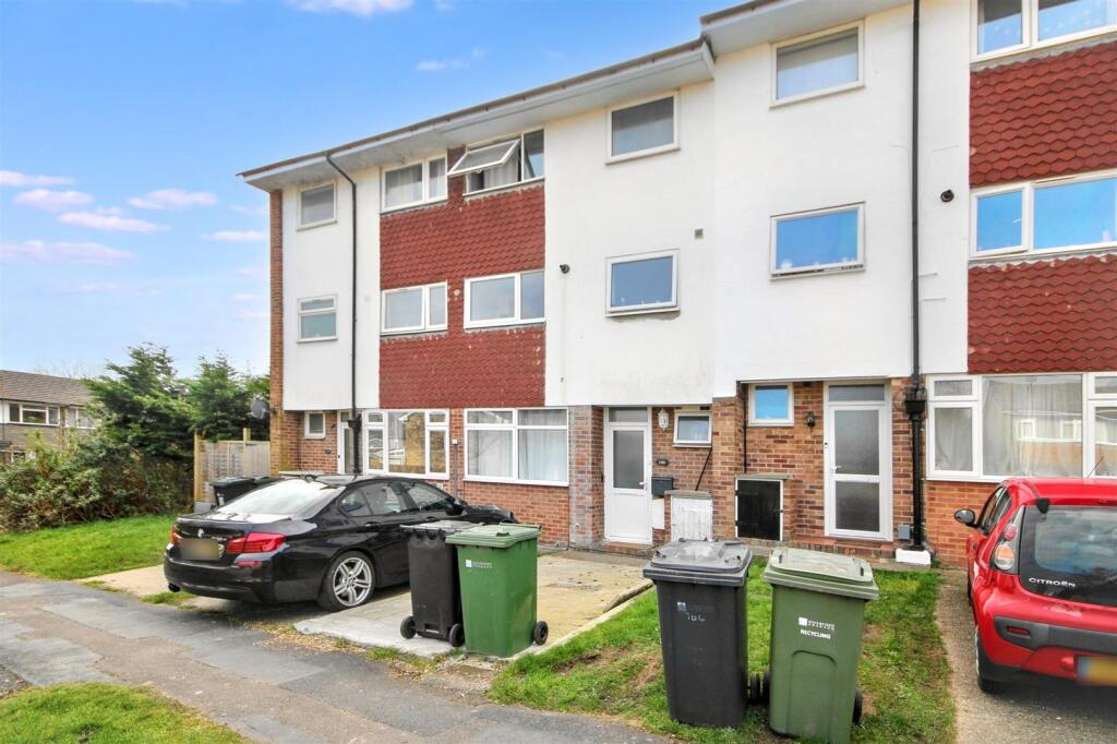 5 bed Detached for rent in Guildford. From Cavender Estate Agent - Guildford 5 bed Detached for rent in Guildford. From Cavender Estate Agent - Guildford