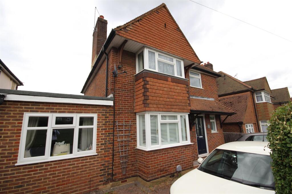 6 bed Detached for rent in Guildford. From Cavender Estate Agent - Guildford