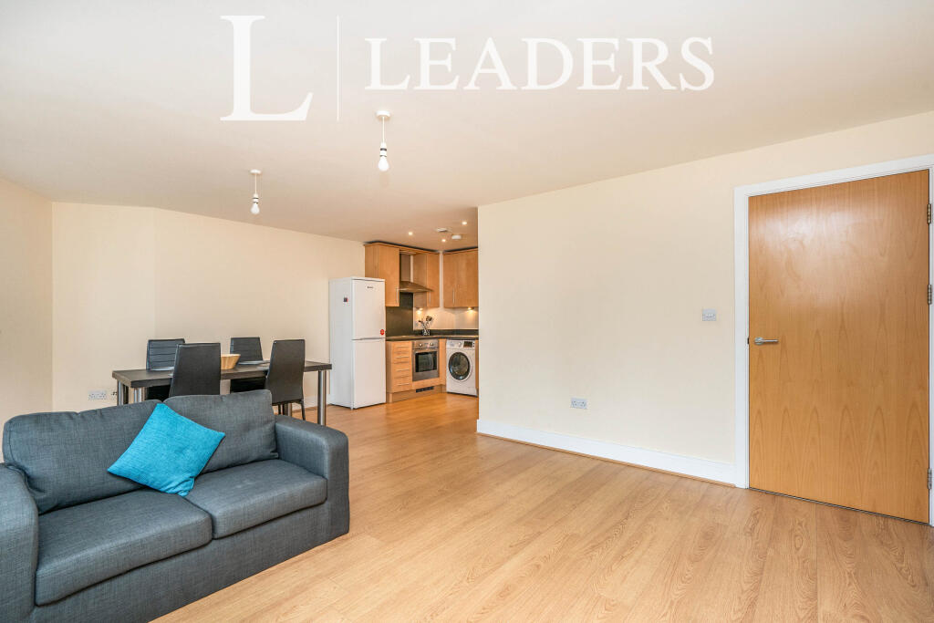 2 bed 1st Floor Flat for rent in Portsmouth. From Leaders Waterside Properties Sales - Gunwharf Quays 2 bed 1st Floor Flat for rent in Portsmouth. From Leaders Waterside Properties Sales - Gunwharf Quays