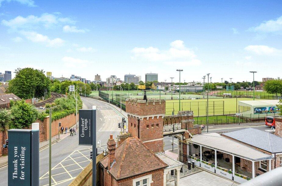 2 bed 1st Floor Flat for rent in Portsmouth. From Leaders Waterside Properties Sales - Gunwharf Quays 2 bed 1st Floor Flat for rent in Portsmouth. From Leaders Waterside Properties Sales - Gunwharf Quays