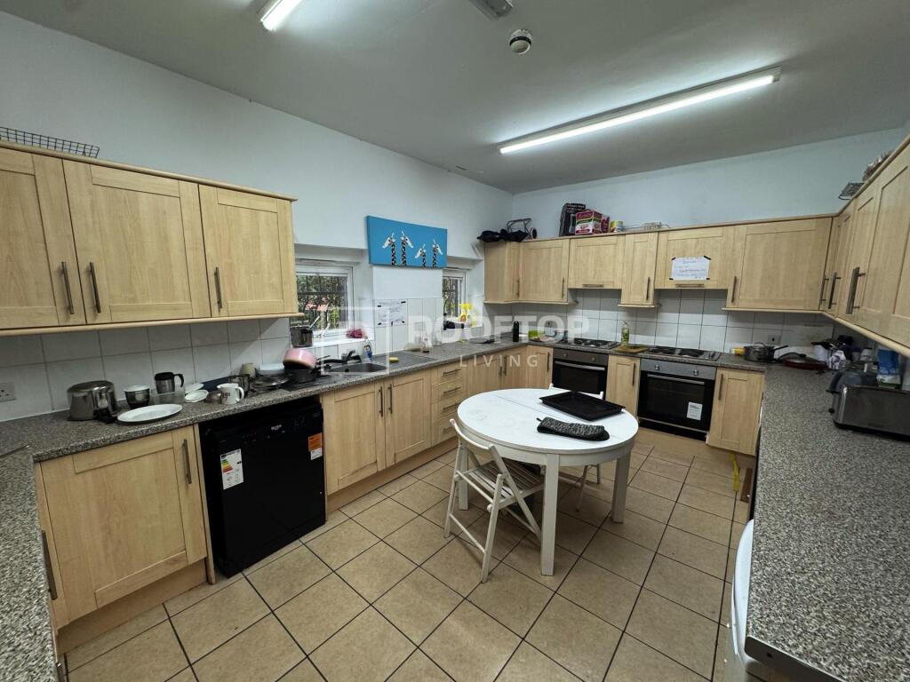 9 bed Detached for rent in Leeds. From Rooftop Living - UK Ltd