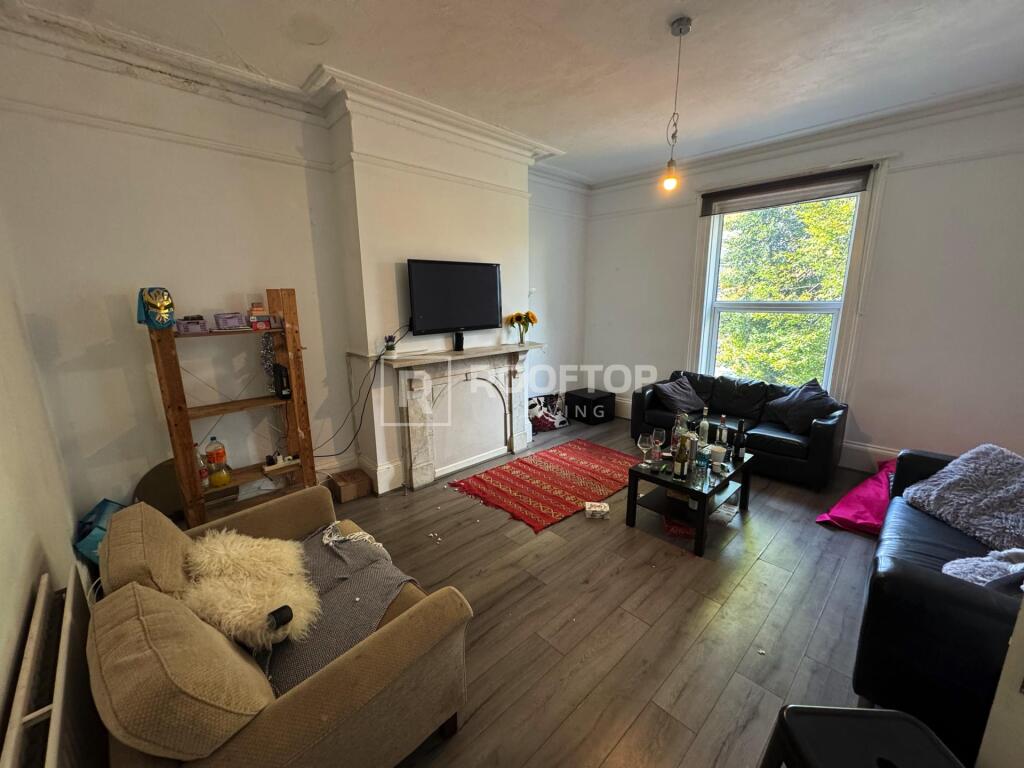 8 bed Detached for rent in Leeds. From Rooftop Living - UK Ltd