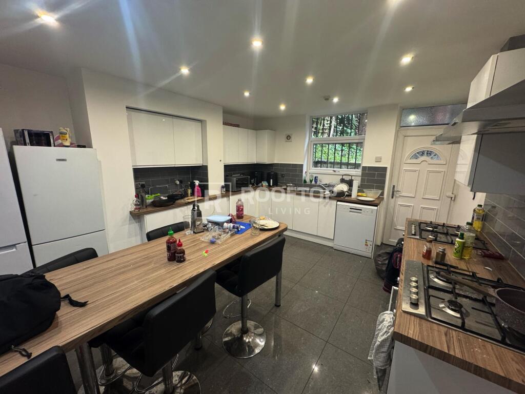 7 bed Detached for rent in Leeds. From Rooftop Living - UK Ltd