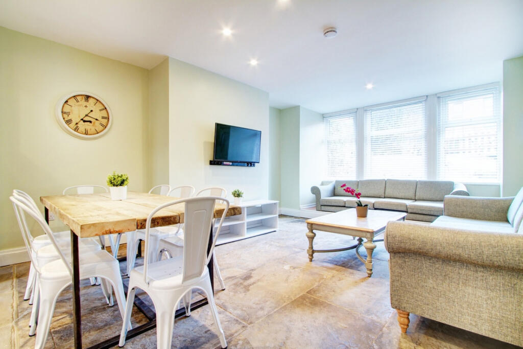 8 bed Detached for rent in Leeds. From Rooftop Living - UK Ltd