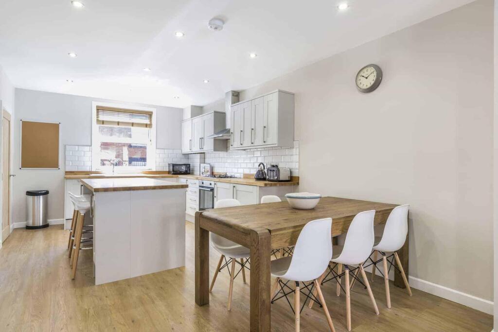 6 bed Detached for rent in Leeds. From Rooftop Living - UK Ltd 6 bed Detached for rent in Leeds. From Rooftop Living - UK Ltd