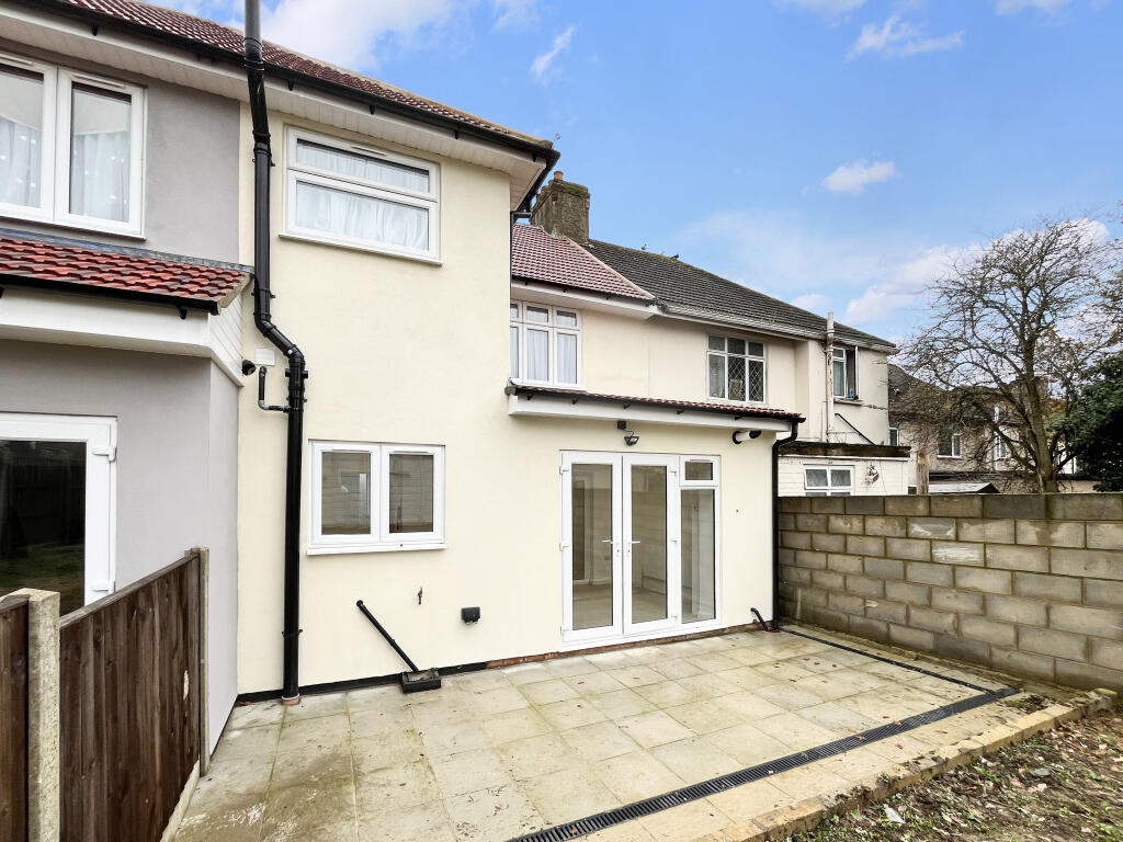 5 bed Mid Terraced House for rent in Wembley. From Property Hub - Wembley