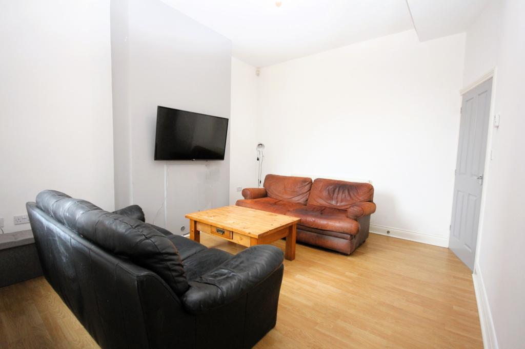 4 bed Mid Terraced House for rent in Preston. From Kingswood Properties City Center