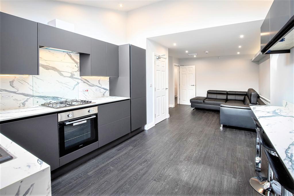 5 bed Mid Terraced House for rent in Preston. From Kingswood Properties City Center
