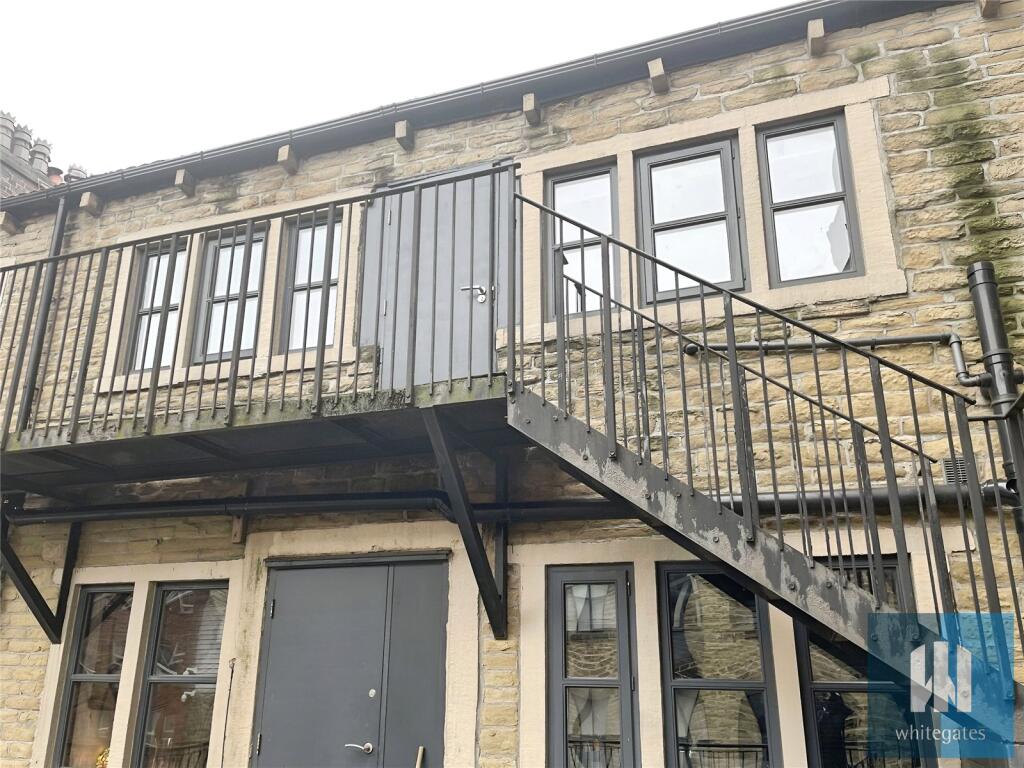 4 bed Studio for rent in Huddersfield. From Whitegates - Huddersfield 4 bed Studio for rent in Huddersfield. From Whitegates - Huddersfield