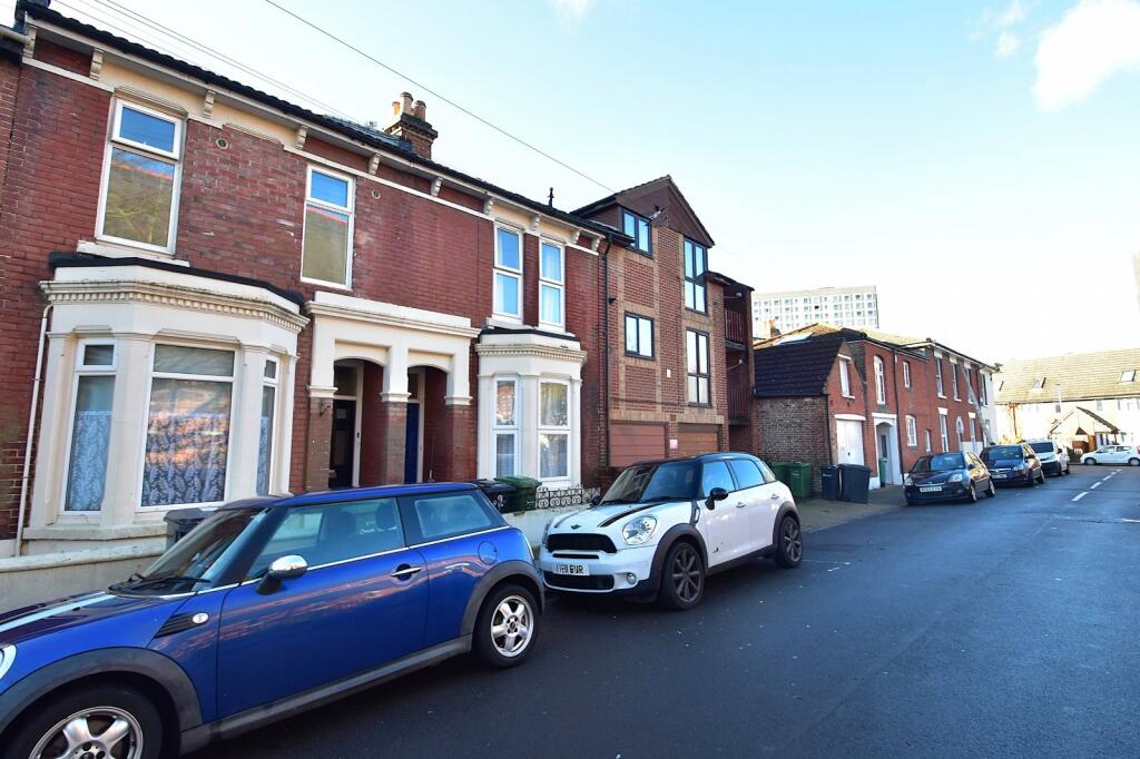 8 bed Mid Terraced House for rent in Portsmouth. From Beals - Southsea 8 bed Mid Terraced House for rent in Portsmouth. From Beals - Southsea