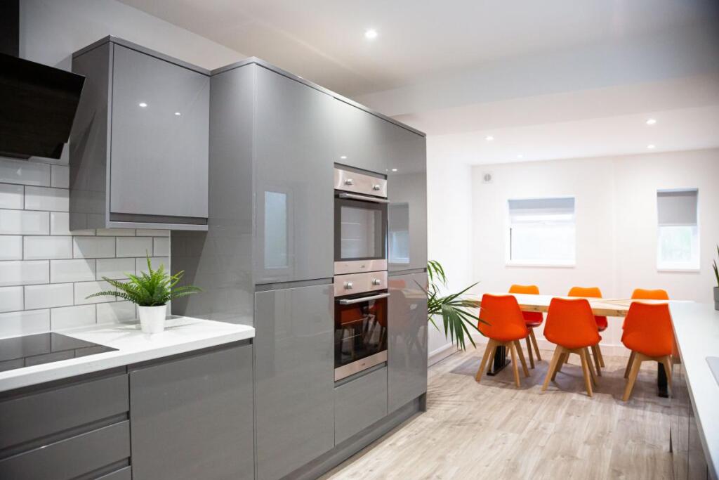 7 bed Mid Terraced House for rent in Portsmouth. From Beals - Southsea 7 bed Mid Terraced House for rent in Portsmouth. From Beals - Southsea