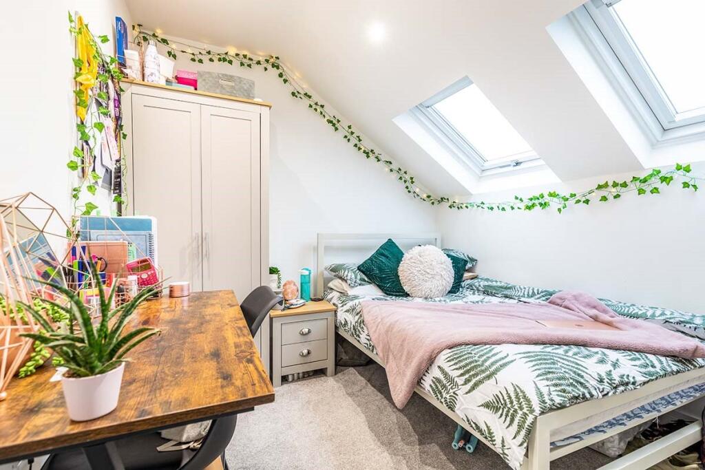 6 bed Mid Terraced House for rent in Portsmouth. From Beals - Southsea