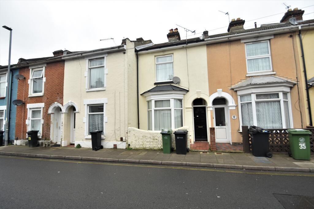 4 bed Mid Terraced House for rent in Portsmouth. From Beals - Southsea 4 bed Mid Terraced House for rent in Portsmouth. From Beals - Southsea
