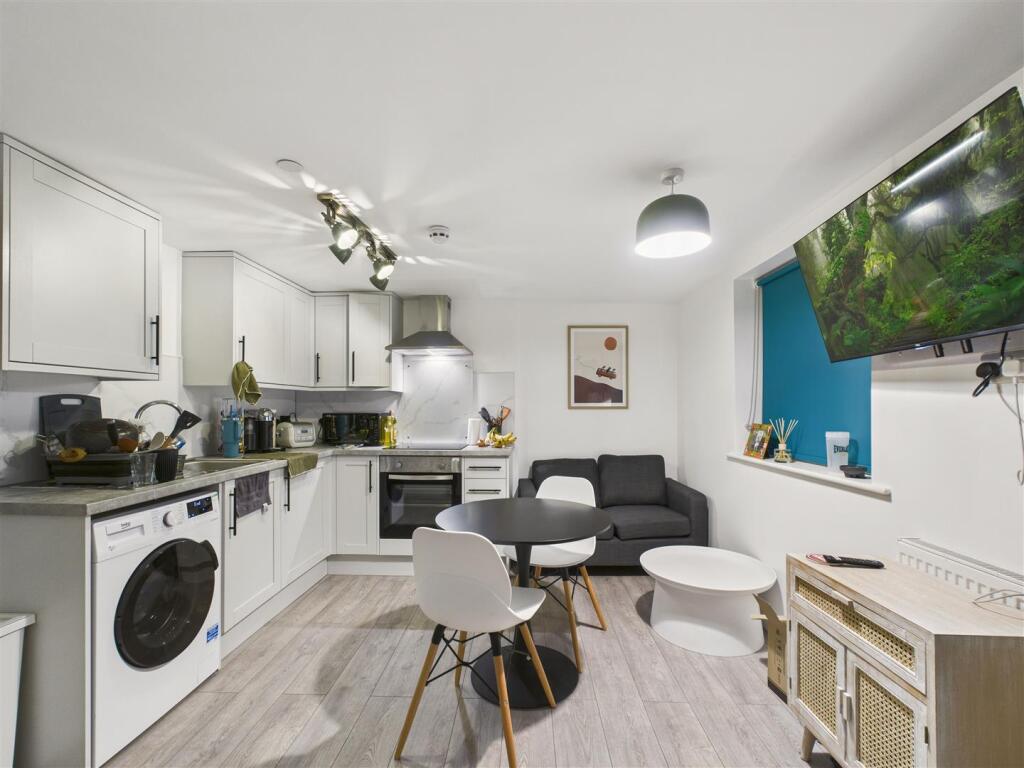 2 bed 1st Floor Flat for rent in Bath. From Zest - Bath
