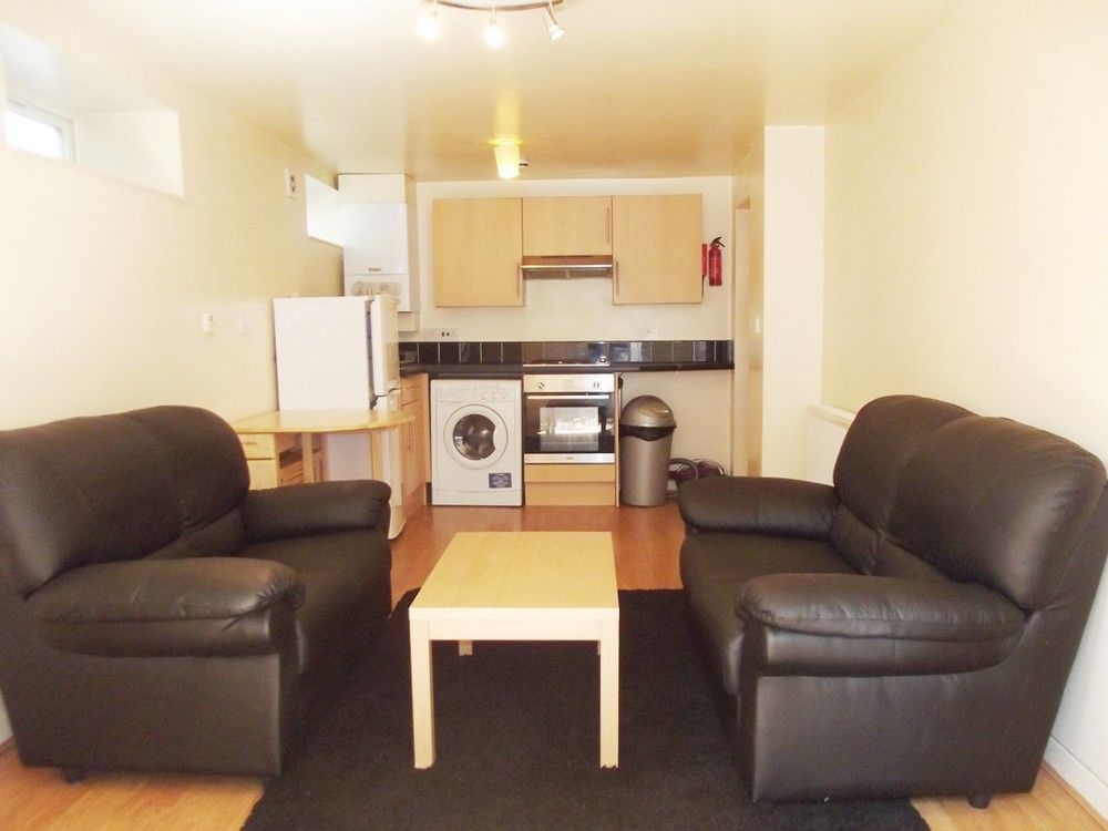 2 bed 1st Floor Flat for rent in Manchester. From Buraq Estates