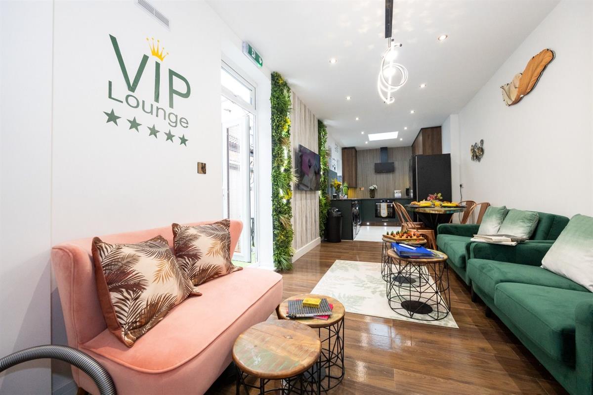 7 bed Mid Terraced House for rent in Manchester. From Buraq Estates 7 bed Mid Terraced House for rent in Manchester. From Buraq Estates