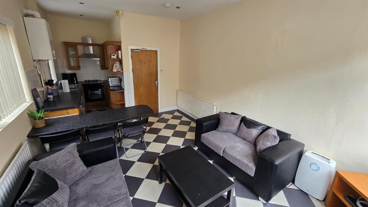 5 bed Mid Terraced House for rent in Manchester. From Buraq Estates