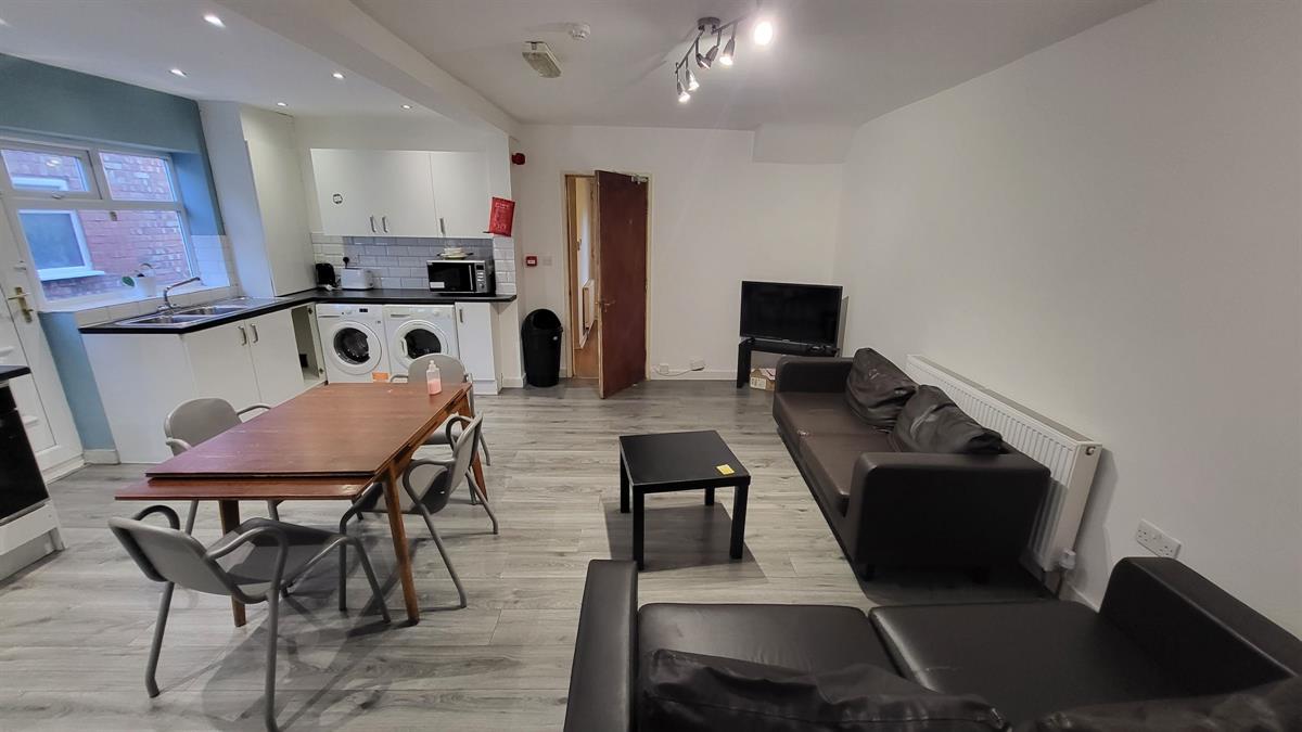 7 bed Semi Detached for rent in Manchester. From Buraq Estates