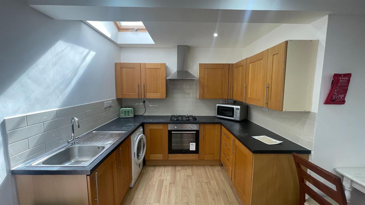 6 bed Semi Detached for rent in Manchester. From Buraq Estates
