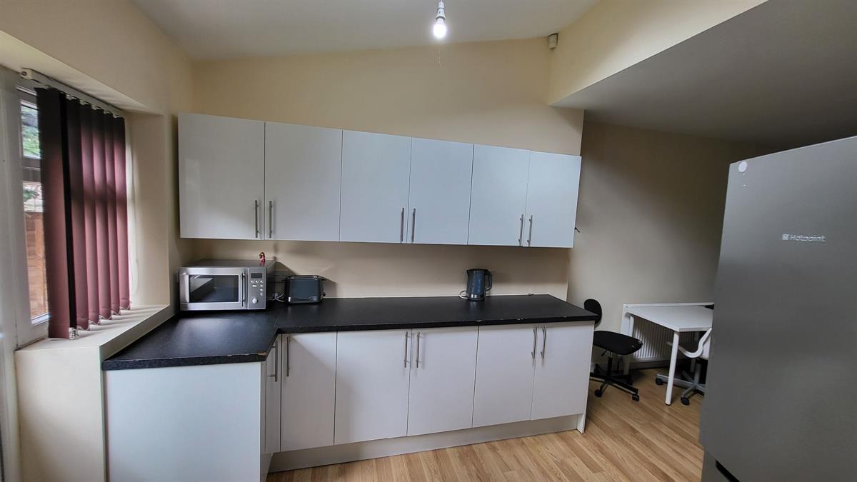 5 bed Semi Detached for rent in Manchester. From Buraq Estates