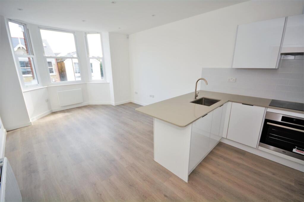 2 bed 1st Floor Flat for rent in London. From Kinleigh Folkard & Hayward - Sales - Tooting 2 bed 1st Floor Flat for rent in London. From Kinleigh Folkard & Hayward - Sales - Tooting