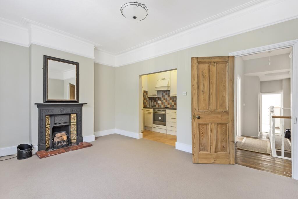 2 bed 1st Floor Flat for rent in Wandsworth. From Kinleigh Folkard & Hayward - Lettings - Earlsfield